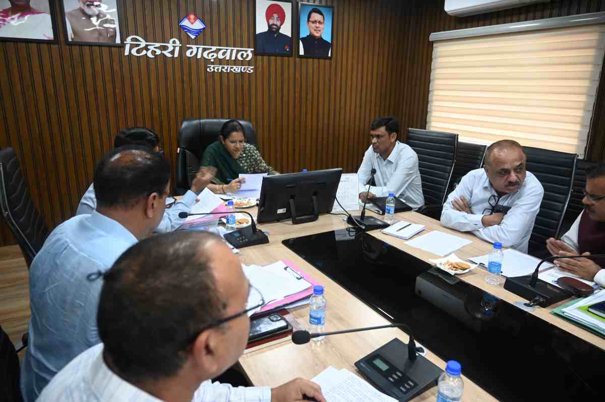 डीएम टिहरी ने ली पुनर्वास कार्याे की समीक्षा बैठक