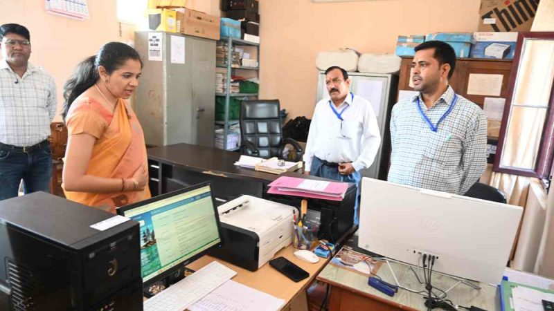 डीएम टिहरी ने खण्ड विकास कार्यालय जाखणीधार का किया स्थलीय निरीक्षण