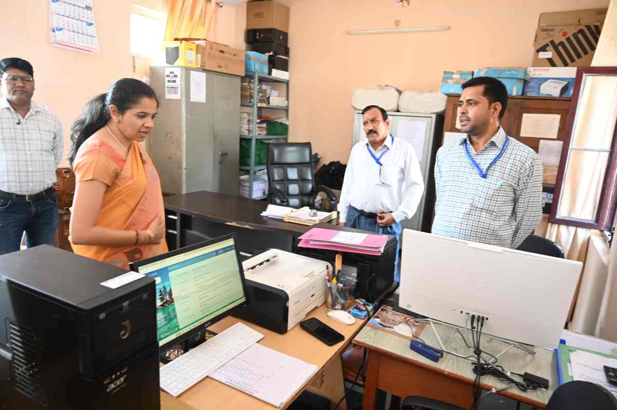 डीएम टिहरी ने खण्ड विकास कार्यालय जाखणीधार का किया स्थलीय निरीक्षण
