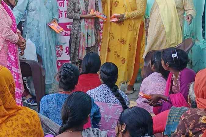 राहुल गांधी के जन्मदिन पर महिला कांग्रेस ने बांटे सेनेटरी नैपकिन