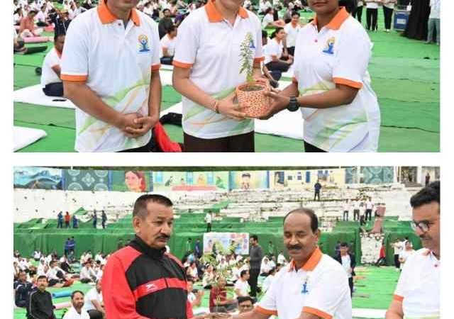 टिहरी में 11वें अंतरराष्ट्रीय योग दिवस पर ‘एक पृथ्वी, एक स्वास्थ्य के लिए योग’ थीम के तहत उत्साहपूर्ण योगाभ्यास