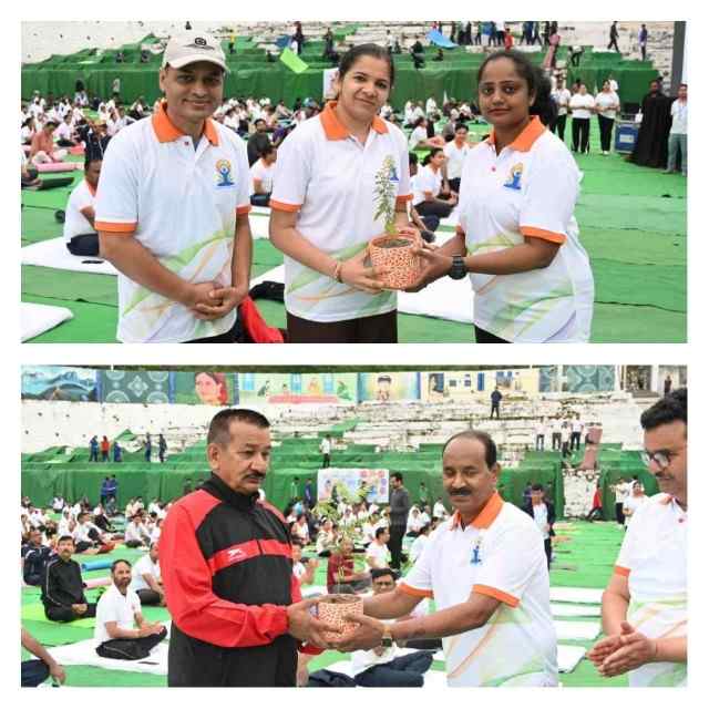 टिहरी में 11वें अंतरराष्ट्रीय योग दिवस पर ‘एक पृथ्वी, एक स्वास्थ्य के लिए योग’ थीम के तहत उत्साहपूर्ण योगाभ्यास