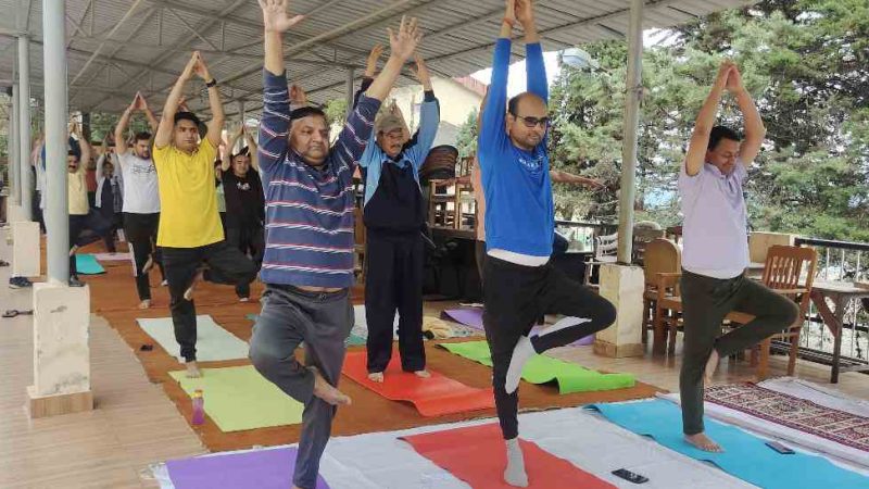 विश्व योग दिवस पर टिहरी जिला न्यायालय में योग शिविर का आयोजन