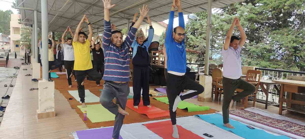 विश्व योग दिवस पर टिहरी जिला न्यायालय में योग शिविर का आयोजन