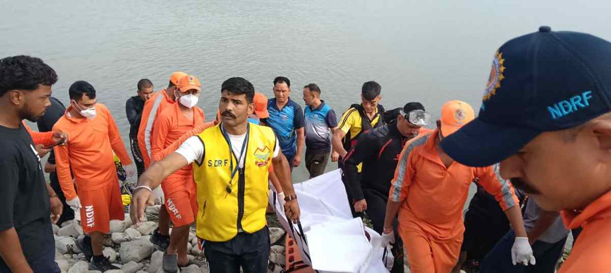 ब्रेकिंग: सेना के जवान की नदी में डूबने से मौत शव बरामद: जोशीमठ में पहाड़ी से गिरे पत्थरों की चपेट में आई कार सवार महिला की मौत