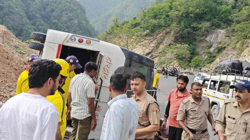 ब्रेकिंग न्यूज: कौड़ियाला में बस पलटी, सभी यात्री सुरक्षित