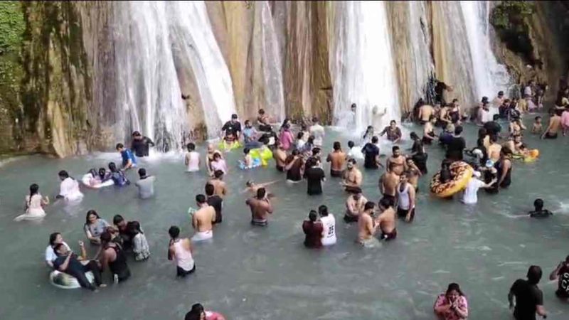 चारधाम यात्रियों की पहली पसंद बना केंपटी वॉटर फॉल: वीकेंड पर उमड़ रही भीड़