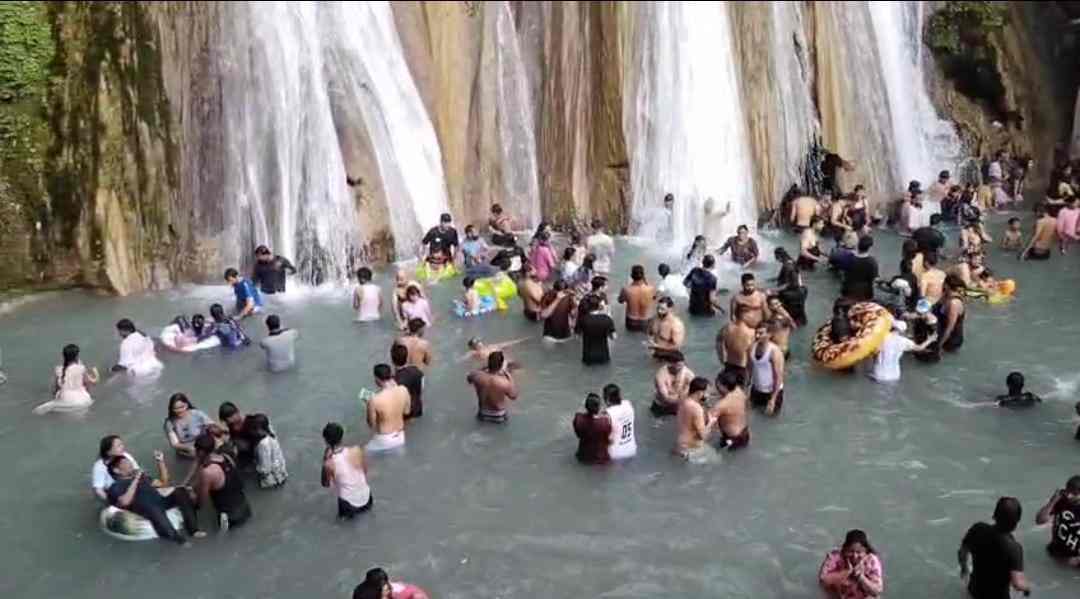 चारधाम यात्रियों की पहली पसंद बना केंपटी वॉटर फॉल: वीकेंड पर उमड़ रही भीड़