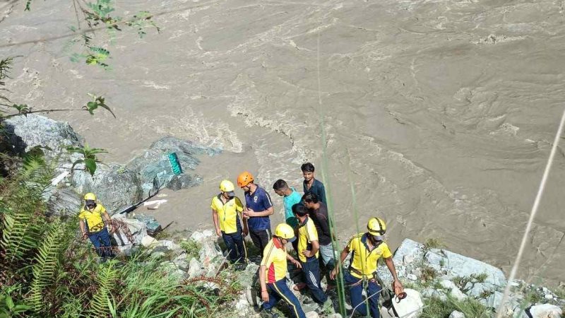 रुद्रप्रयाग में भीषण हादसा, टेंपो ट्रैवलर अलकनंदा नदी में गिरी, 2 की मौत, 8 घायल, रेस्क्यू जारी