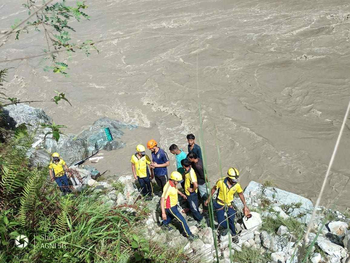 रुद्रप्रयाग में भीषण हादसा, टेंपो ट्रैवलर अलकनंदा नदी में गिरी, 2 की मौत, 8 घायल, रेस्क्यू जारी