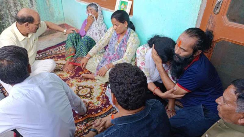 कंडारी गाँव पहुँचे कैबिनेट मंत्री सुबोध उनियाल, शहीद विजय सिंह गुसांई को दी श्रद्धांजलि