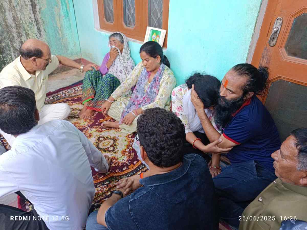 कंडारी गाँव पहुँचे कैबिनेट मंत्री सुबोध उनियाल, शहीद विजय सिंह गुसांई को दी श्रद्धांजलि