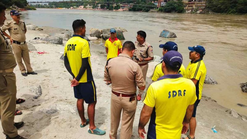 लक्ष्मणझूला में गंगा नदी में बहे दो पर्यटक, SDRF और पुलिस की तलाश जारी