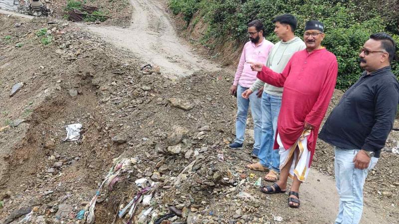 भारी बारिश के बीच टिहरी विधायक किशोर उपाध्याय ने किया मोलधार, बौराड़ी, एच. ब्लॉक क्षेत्र का निरीक्षण