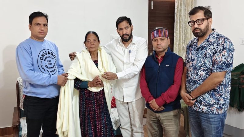 पर्वतजन फाउंडेशन ने शहीद गंभीर सिंह कठैत की माता से की मुलाकात: मूर्ति अनावरण की घोषणा