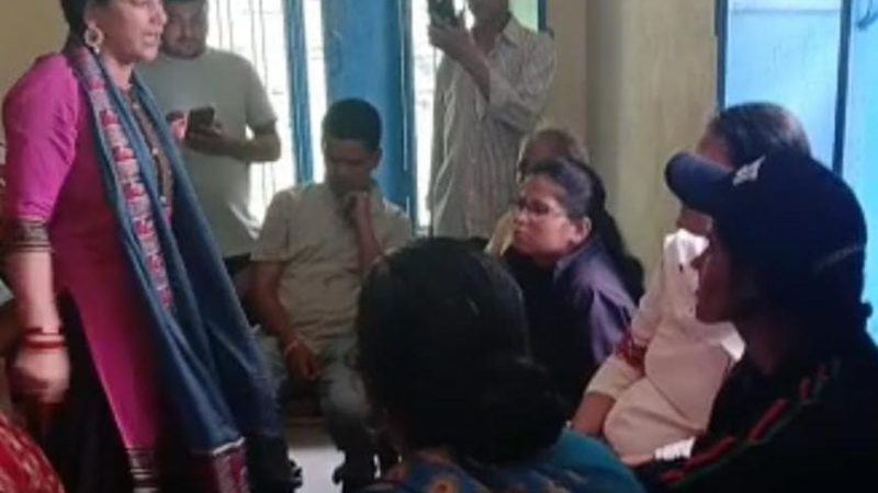 गुलदार के आतंक से त्रस्त महिलाओं ने वन विभाग के अधिकारियों को पंचायत भवन में किया बंद, जताया गहरा आक्रोश