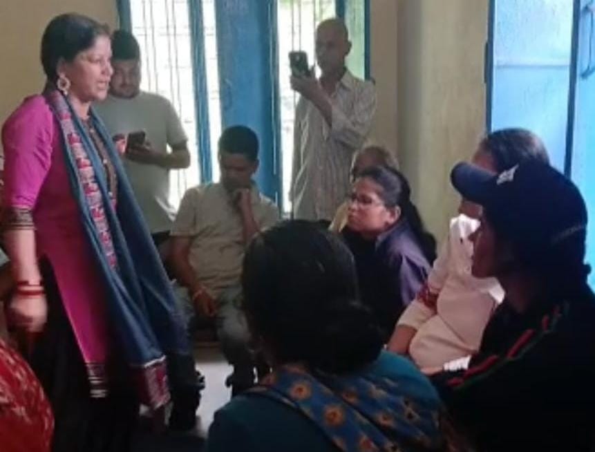गुलदार के आतंक से त्रस्त महिलाओं ने वन विभाग के अधिकारियों को पंचायत भवन में किया बंद, जताया गहरा आक्रोश