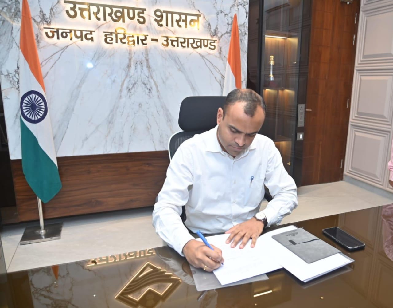 हरिद्वार के नवनियुक्त डीएम मयूर दीक्षित ने संभाला पदभार, सुशासन और जनहित को दी प्राथमिकता
