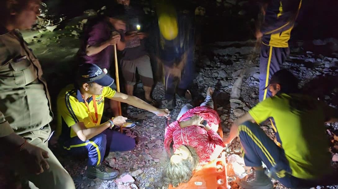 ब्रेकिंग न्यूज़: गुलर के पास थार वाहन खाई में गिरा, SDRF ने रात के अंधेरे में बचाई दो जिंदगियां