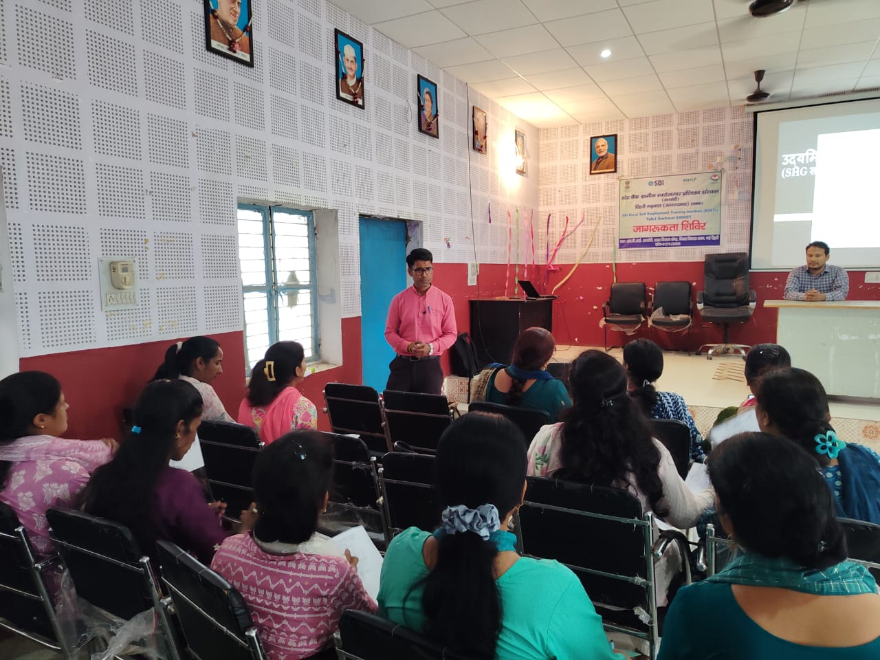 हिंडोलाखाल में ग्रामीण उद्यमियों के लिए एक दिवसीय कार्यशाला का आयोजन