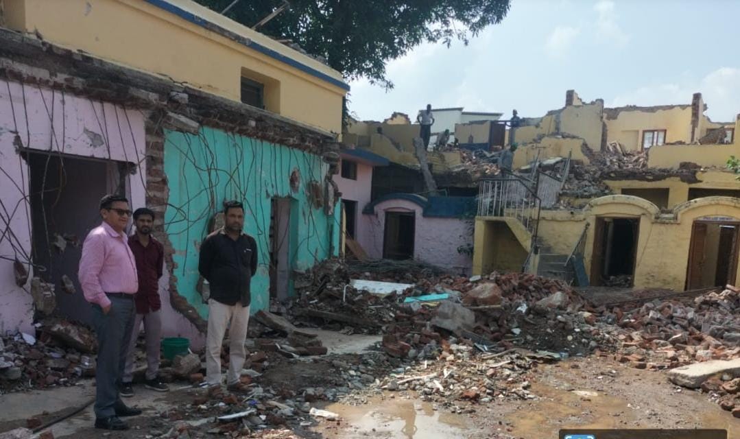 नगर आयुक्त शैलेंद्र सिंह नेगी ने नगर निगम के पुराने भवन में निर्माण कार्य का किया निरीक्षण