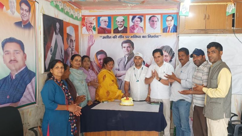 केक काटकर मनाया राहुल गांधी का 55वां जन्मदिन