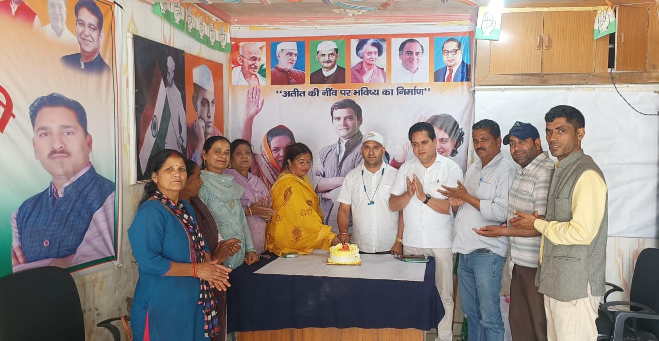 केक काटकर मनाया राहुल गांधी का 55वां जन्मदिन