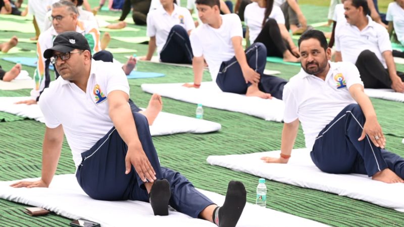 डीएम उत्तरकाशी प्रशांत कुमार आर्या ने कीर्ति इंटर कॉलेज से योग का शुभारंभ किया और योग के लाभों पर जोर दिया