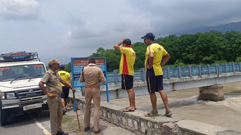 ब्रेकिंग: कुनाउ पुल के पास स्कूटी और चप्पल मिलने से मचा हड़कंप, व्यक्ति के नहर में डूबने की आशंका पर SDRF की तलाश जारी