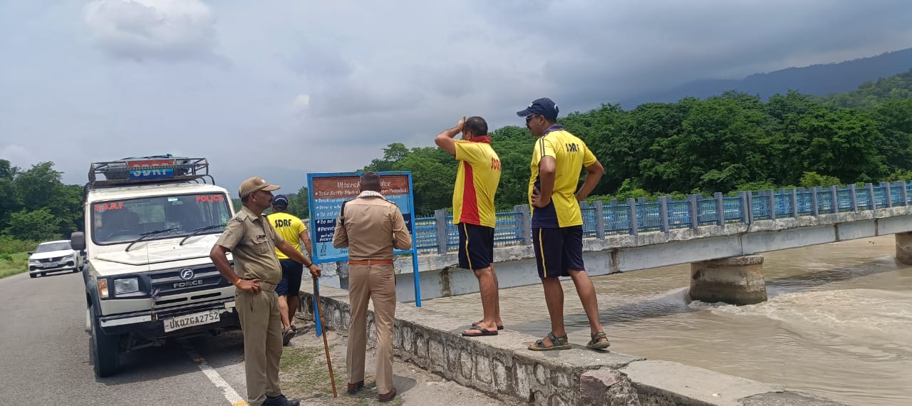 ब्रेकिंग: कुनाउ पुल के पास स्कूटी और चप्पल मिलने से मचा हड़कंप, व्यक्ति के नहर में डूबने की आशंका पर SDRF की तलाश जारी