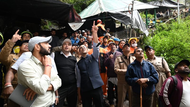 जिलाधिकारी ने यमुनोत्री भूस्खलन स्थल का किया निरीक्षण, राहत-बचाव कार्यों में तेजी के निर्देश