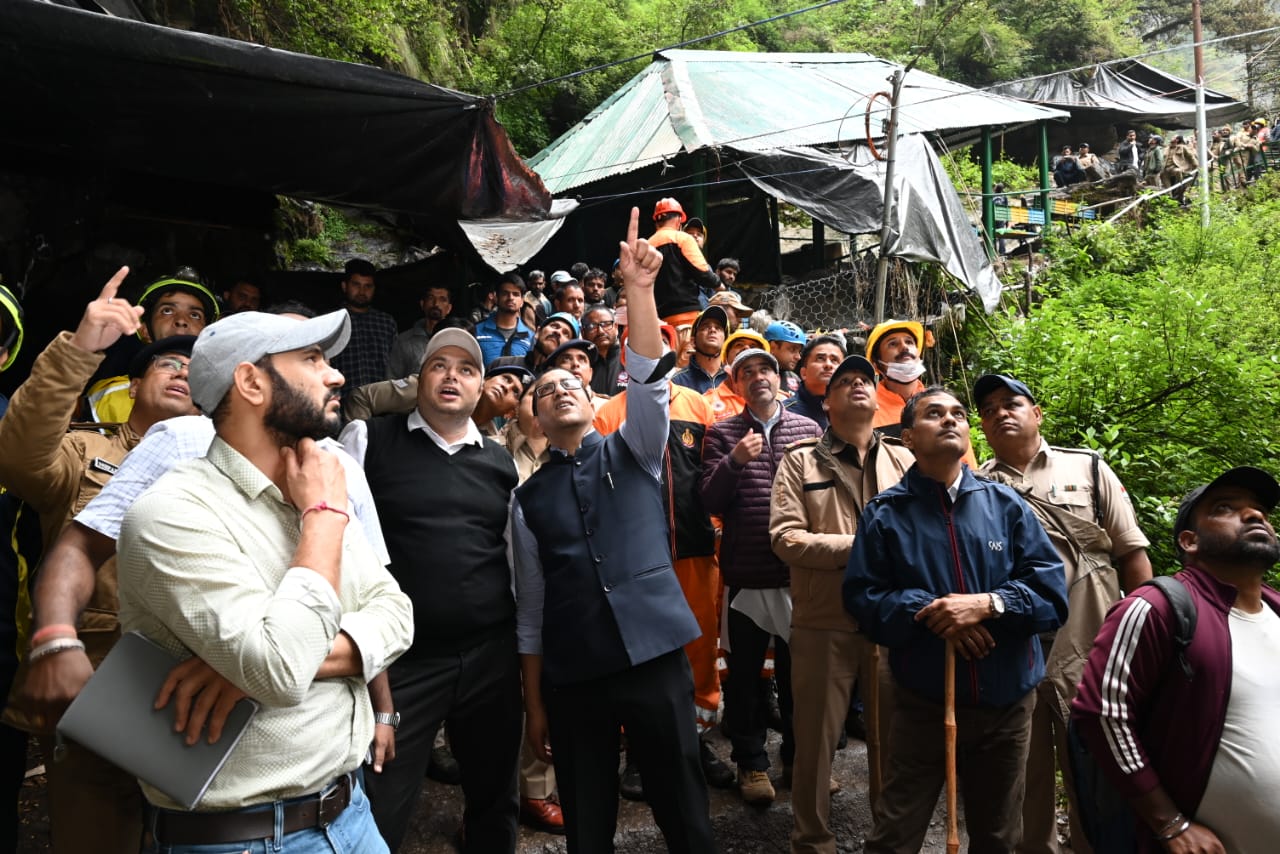 जिलाधिकारी ने यमुनोत्री भूस्खलन स्थल का किया निरीक्षण, राहत-बचाव कार्यों में तेजी के निर्देश