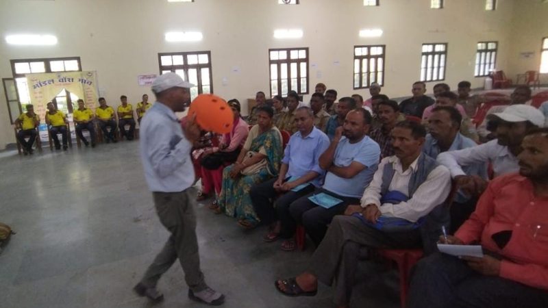 ग्राम प्रहरियों और आपदा मित्रों को दिया आपदा प्रबंधन प्रशिक्षण