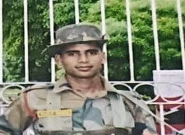 ब्रेकिंग न्यूज: तहसील गजा के कंडारी गांव के हवलदार विजय सिंह गुसांई शहीद, ट्रेनिंग हादसे में गंवाई जान