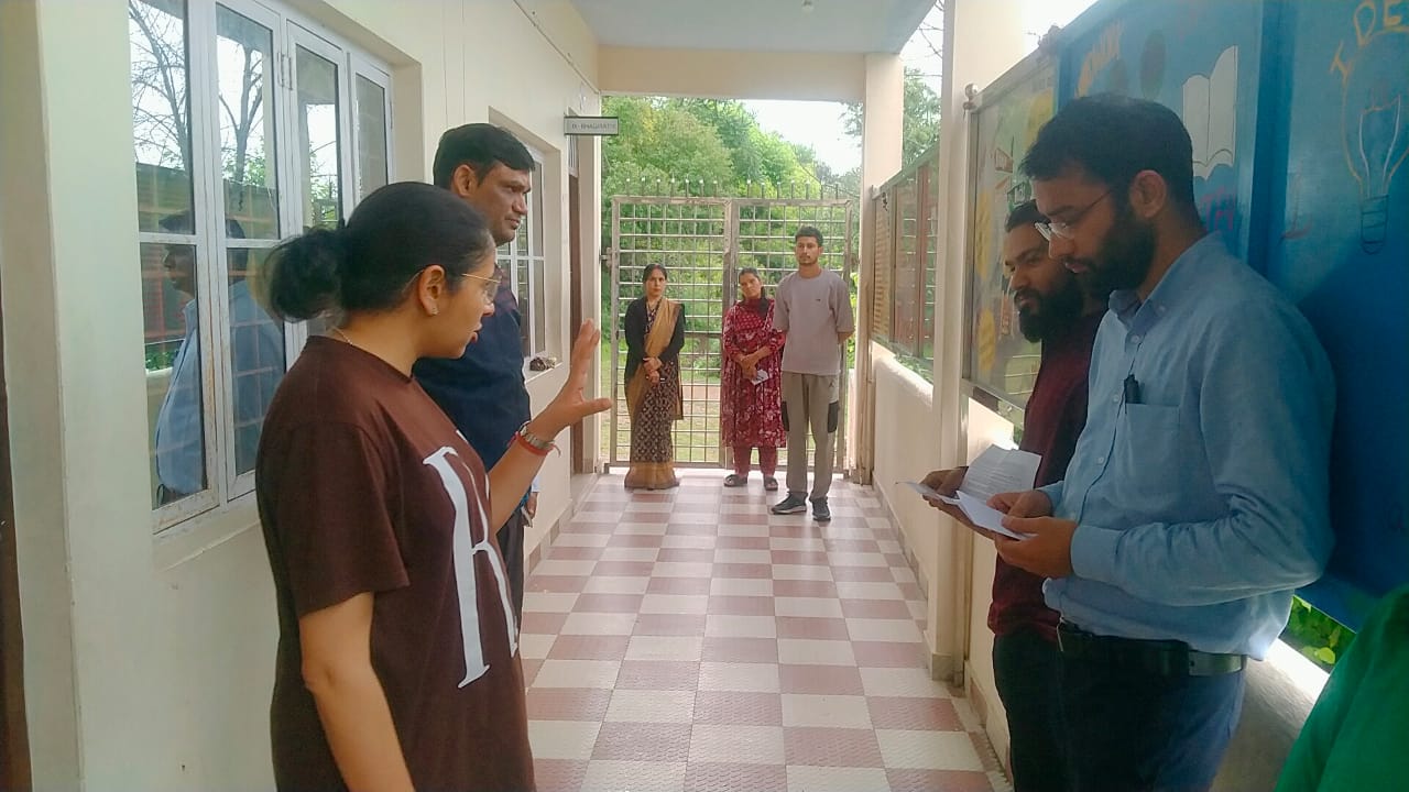 डीएम टिहरी ने किया परीक्षा केंद्रों का निरीक्षण