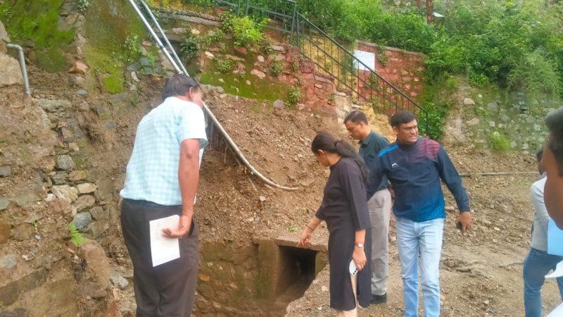 डीएम टिहरी एक्शन मोड में : नालियों की सफाई के दिए सख्त निर्देश, जर्जर भवनों का किया निरीक्षण