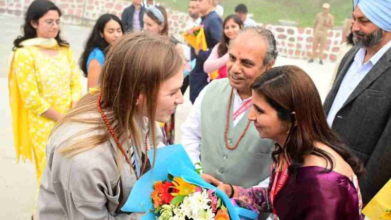 अंतर्राष्ट्रीय योग दिवस: गैरसैंण में 8 देशों के राजदूतों का भव्य स्वागत, उत्तराखण्ड की सांस्कृतिक विरासत ने मोहा मन