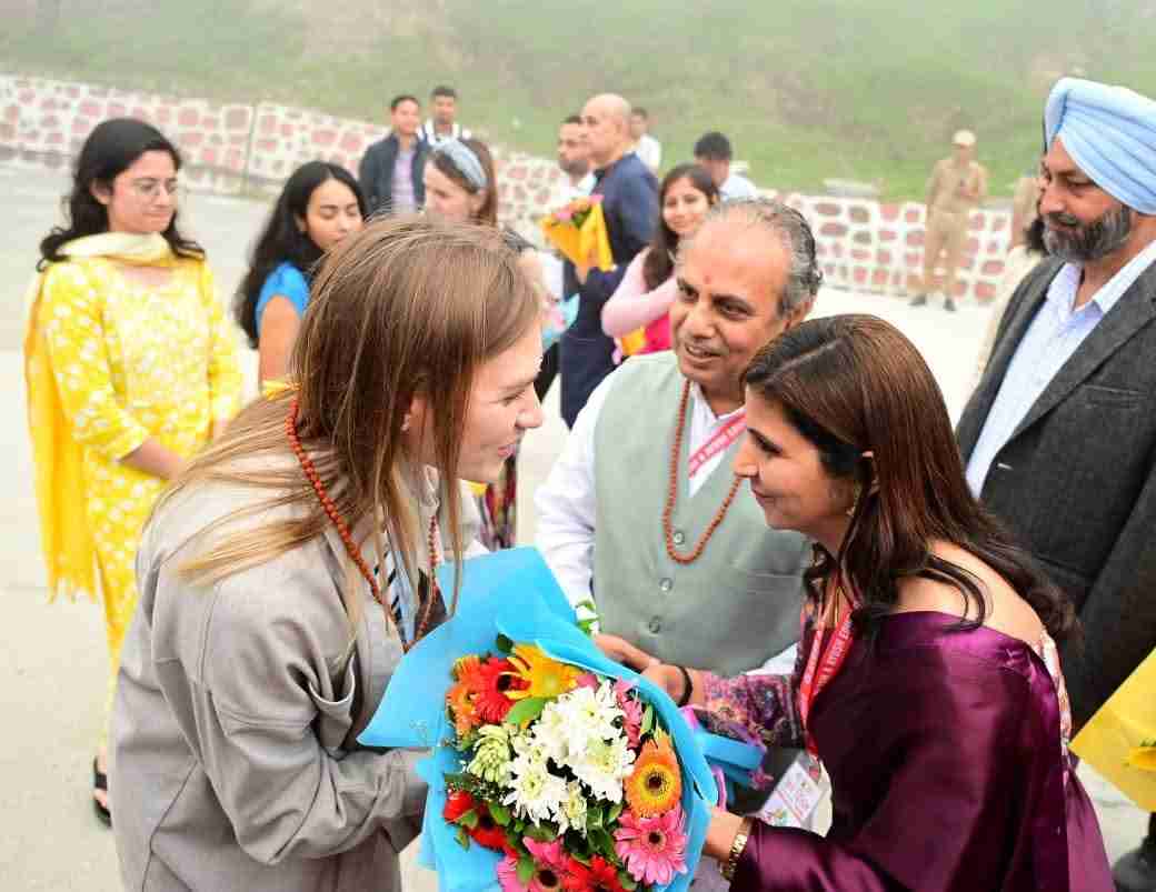 अंतर्राष्ट्रीय योग दिवस: गैरसैंण में 8 देशों के राजदूतों का भव्य स्वागत, उत्तराखण्ड की सांस्कृतिक विरासत ने मोहा मन