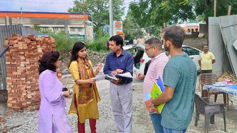 डीएम पौड़ी का श्रीनगर दौरा: व्यवस्थाओं को दुरुस्त करने के कड़े निर्देश