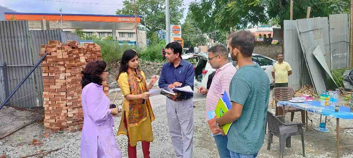 डीएम पौड़ी का श्रीनगर दौरा: व्यवस्थाओं को दुरुस्त करने के कड़े निर्देश