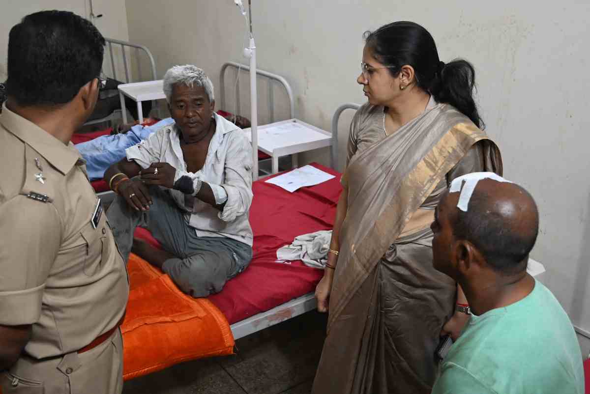 फकोट  में भीषण सड़क हादसा: 3 श्रद्धालुओं की मौत 14 घायल, डीएम ने मौके पर लिया जायजा