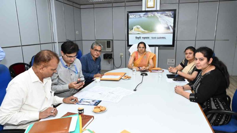 जिलाधिकारी ने रेंडमाइजेशन प्रक्रिया का लिया जायजा, प्रथम चरण में बनीं मतदान पार्टियाँ