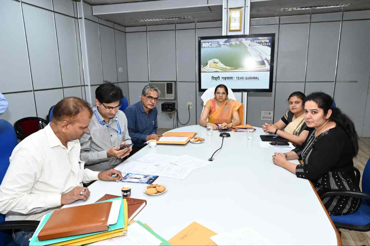 जिलाधिकारी ने रेंडमाइजेशन प्रक्रिया का लिया जायजा, प्रथम चरण में बनीं मतदान पार्टियाँ