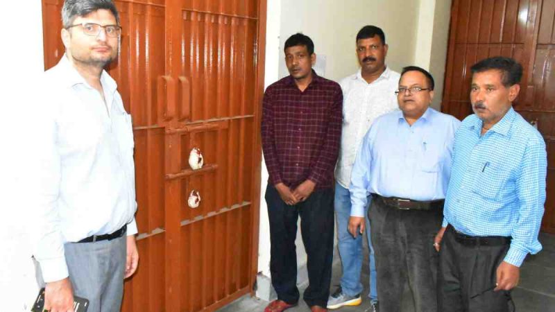 यहां डीएम ने किया ईवीएम वेयरहाउस का मासिक निरीक्षण, सुरक्षा व्यवस्था का लिया जायजा