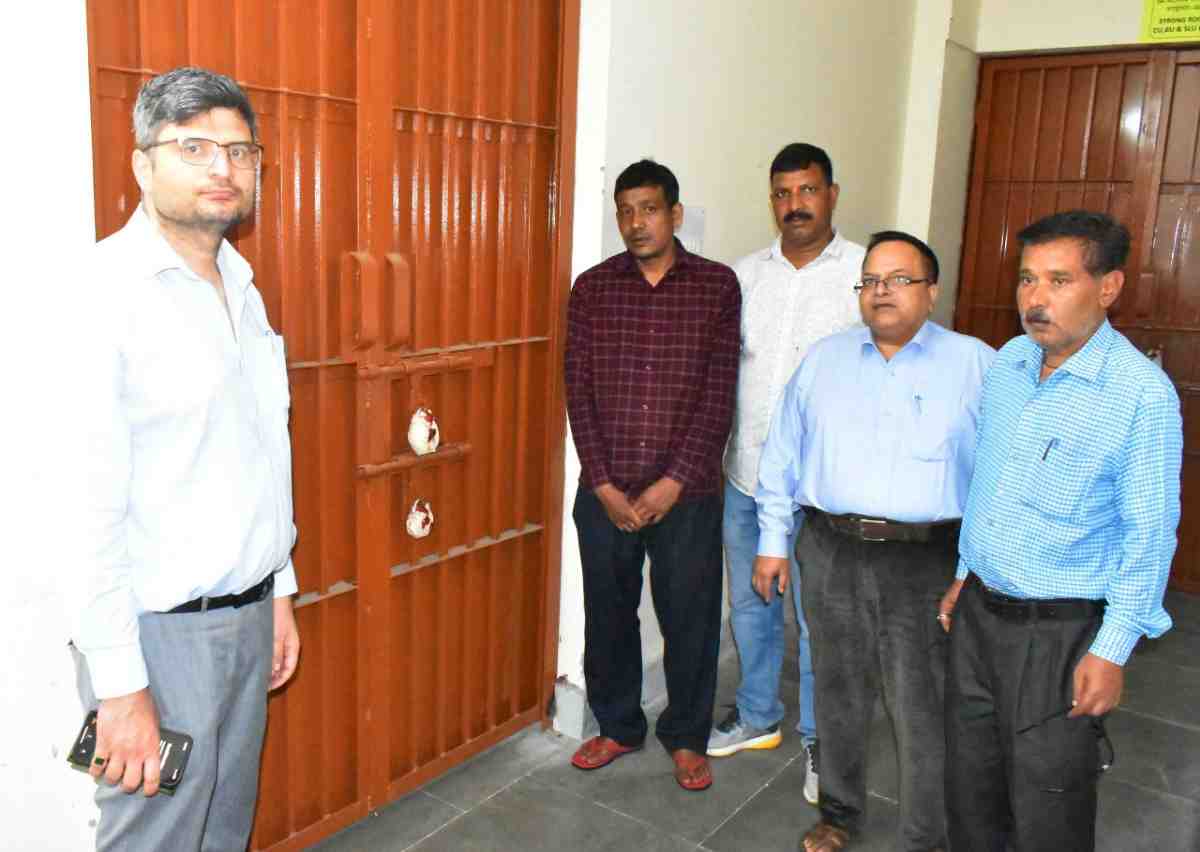 यहां डीएम ने किया ईवीएम वेयरहाउस का मासिक निरीक्षण, सुरक्षा व्यवस्था का लिया जायजा