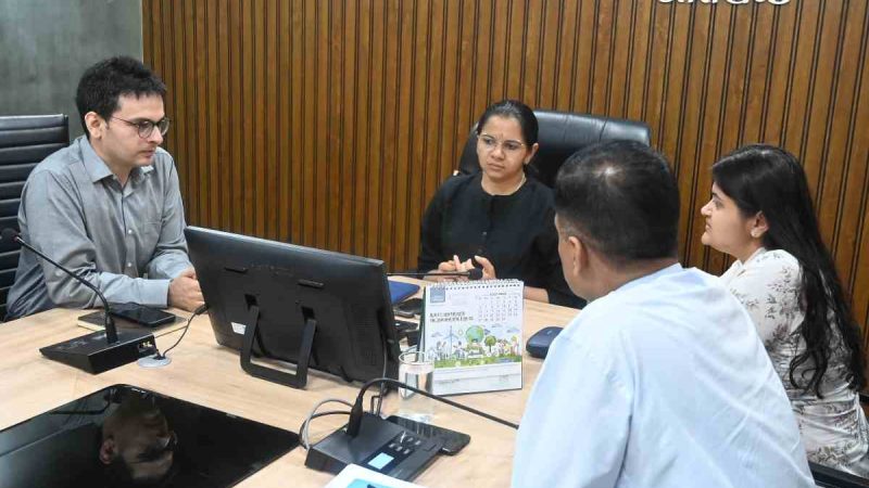 हरेला पर्व आयोजन को लेकर डीएम ने ली बैठक
