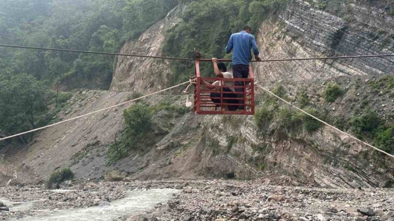 चिफल्डी गदेरे पर ट्रॉली से जुड़ा जनजीवन, आवागमन हुआ आसान