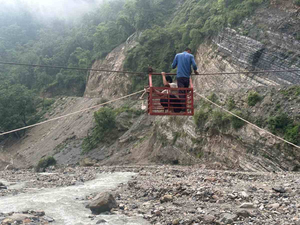 चिफल्डी गदेरे पर ट्रॉली से जुड़ा जनजीवन, आवागमन हुआ आसान