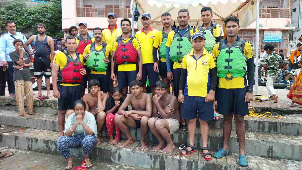 SDRF ने गंगा में डूब रहे एक ही परिवार के पांच सदस्यों सहित 11 लोगों को बचाया