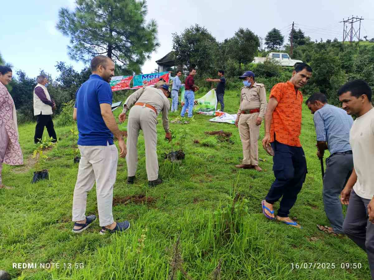 हरेला पर्व पर शहीद बेलमति चौहान स्मृति पार्क में 300 पौधे रोपे, संरक्षण का लिया संकल्प